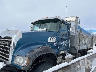 Mack 700