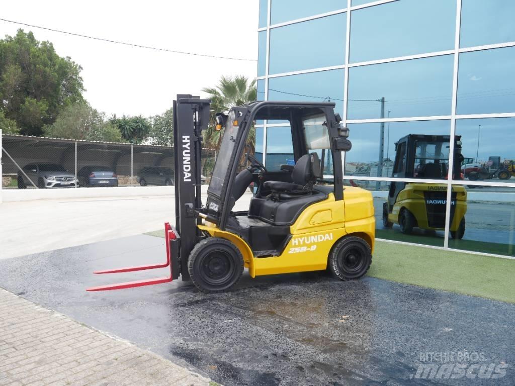 Hyundai 25 D-9 شاحنات الديزل