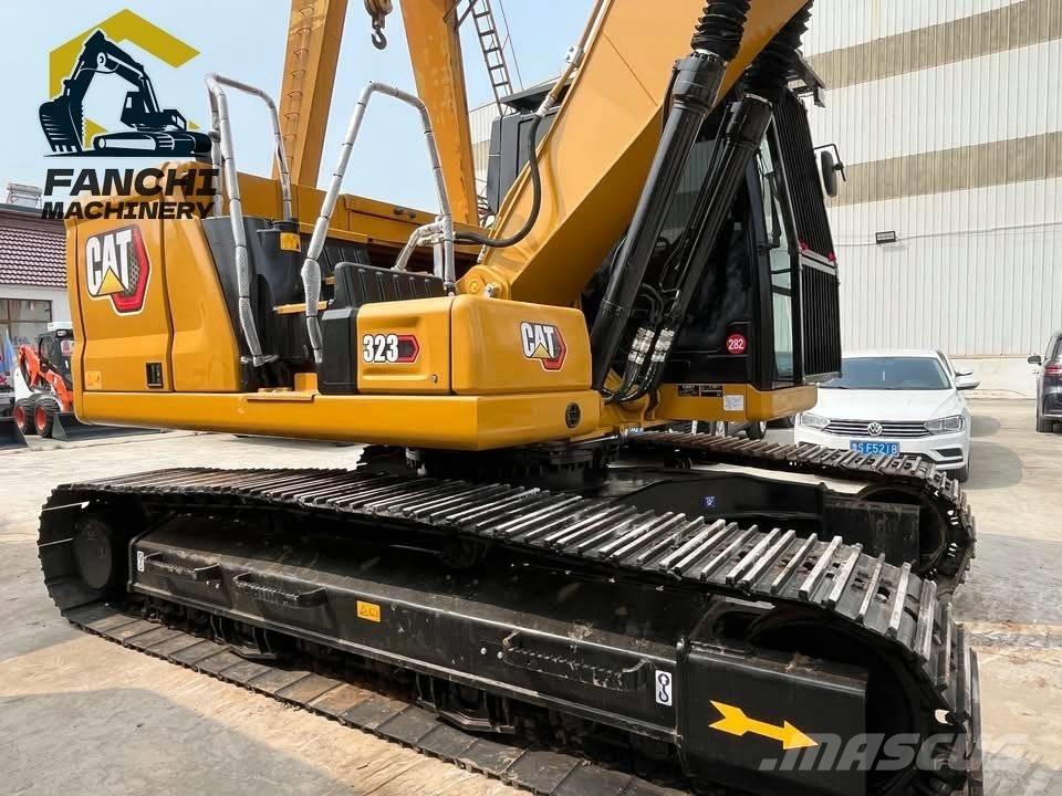 CAT 323 حفارات زحافة