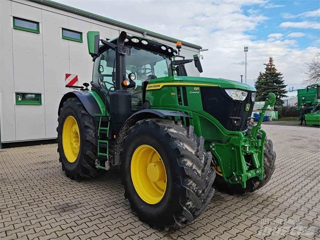John Deere 6R 250 الجرارات