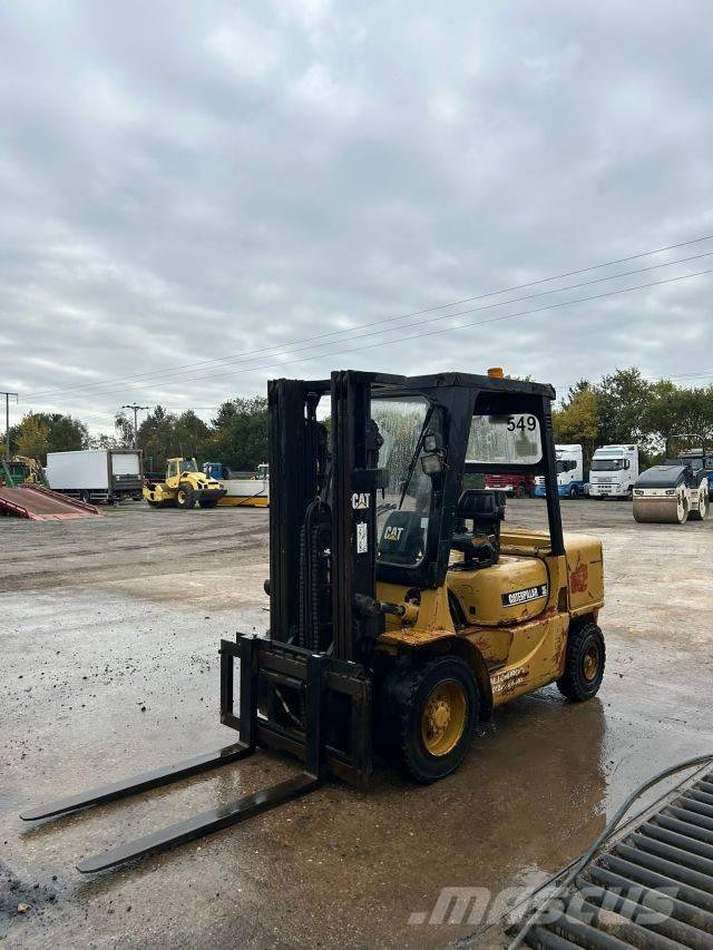 CAT DP 35 K شاحنات الديزل