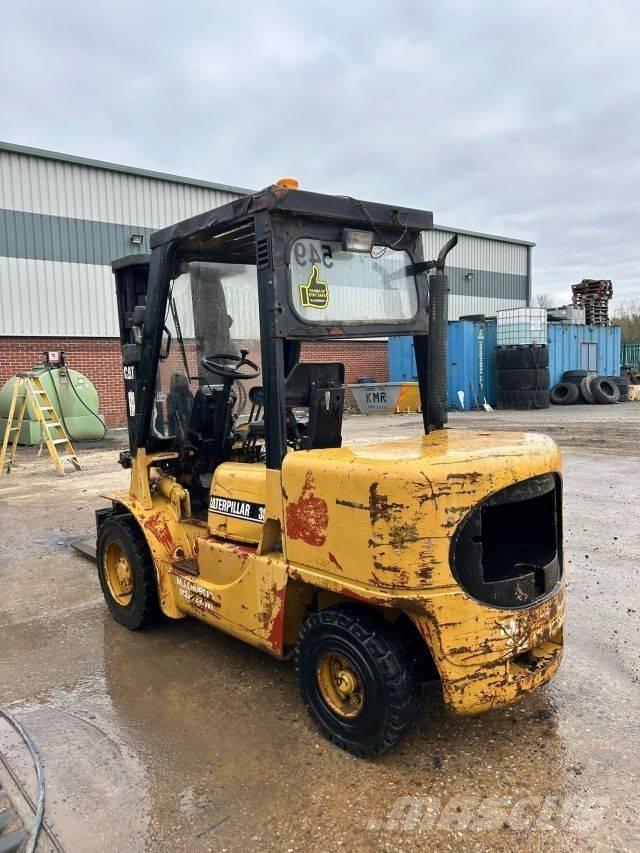 CAT DP 35 K شاحنات الديزل
