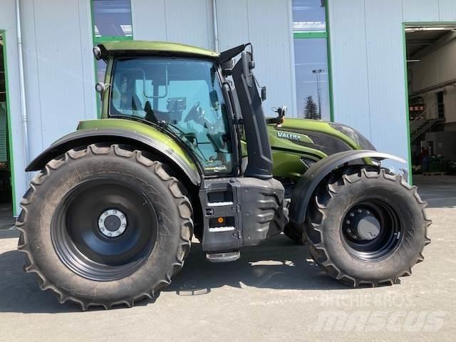 Valtra T 235 Versu الجرارات