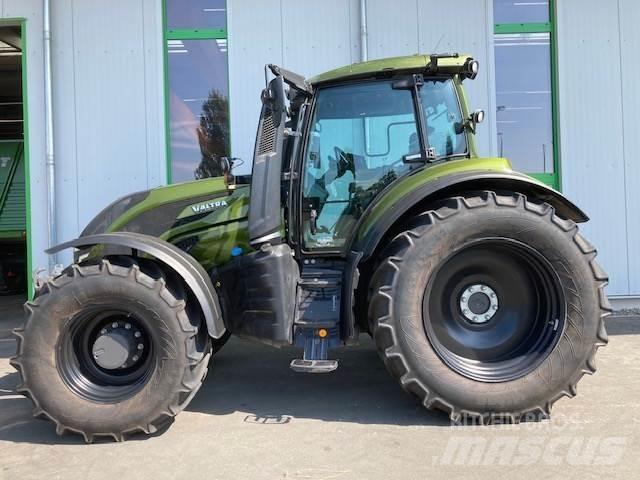 Valtra T 235 Versu الجرارات