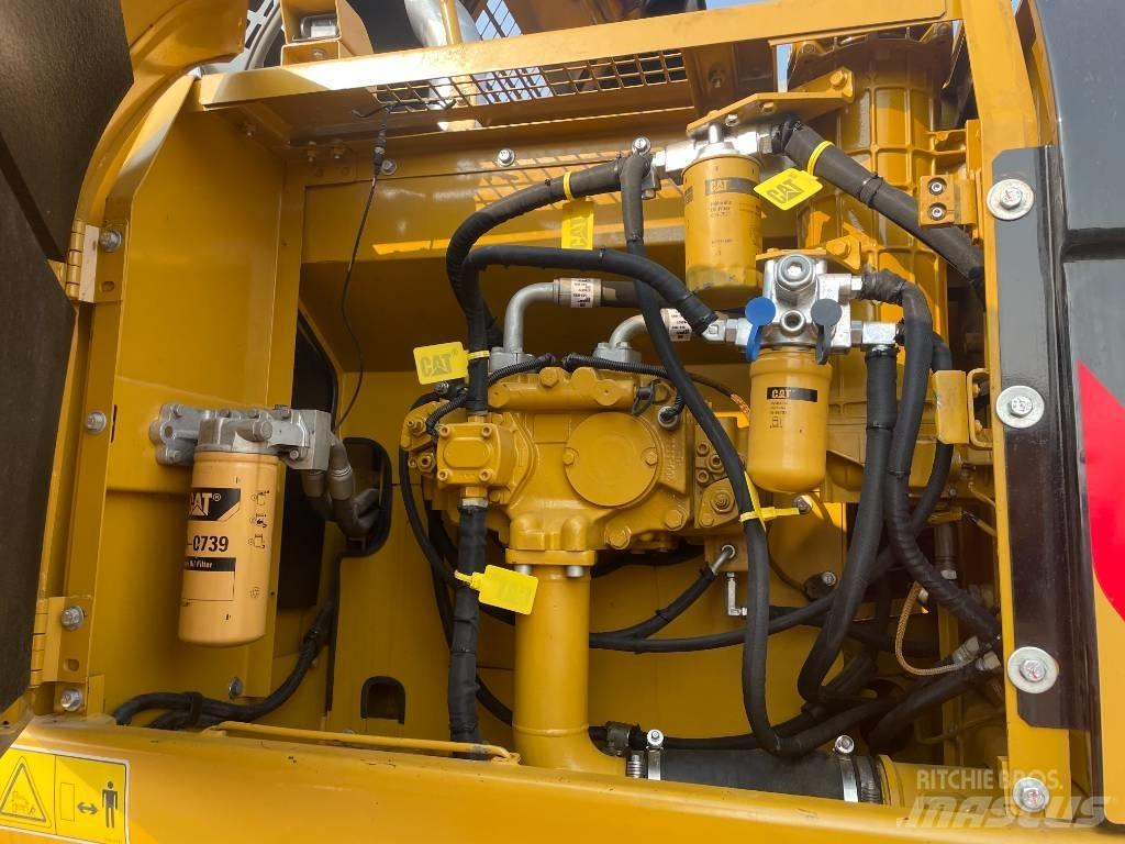 CAT 329 D حفارات زحافة