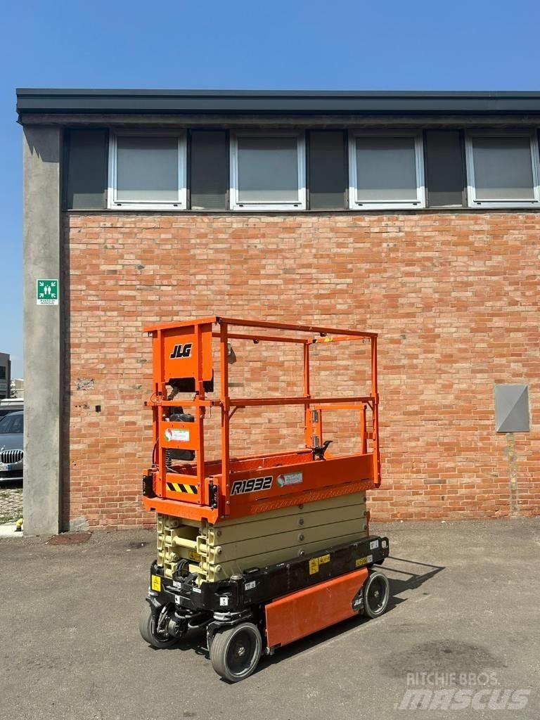 JLG 1932 R رافعات مقصية الشكل