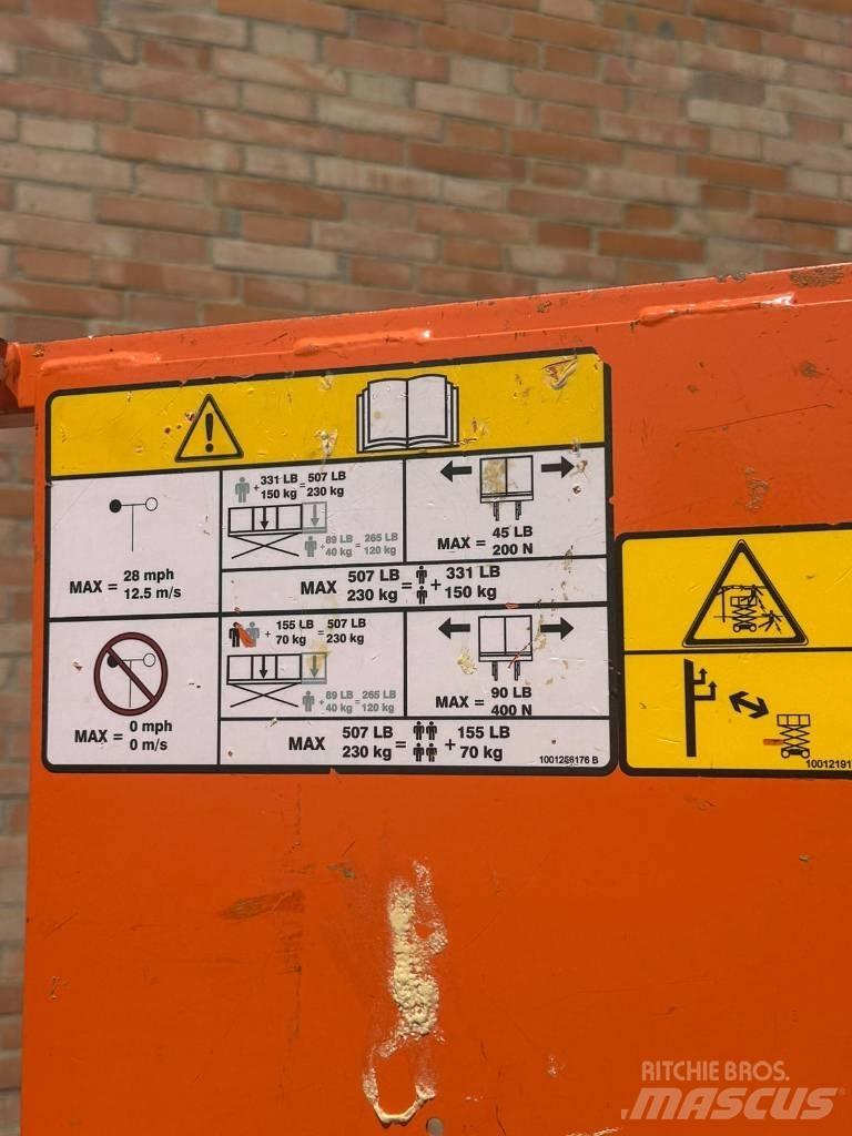 JLG 1932 R رافعات مقصية الشكل