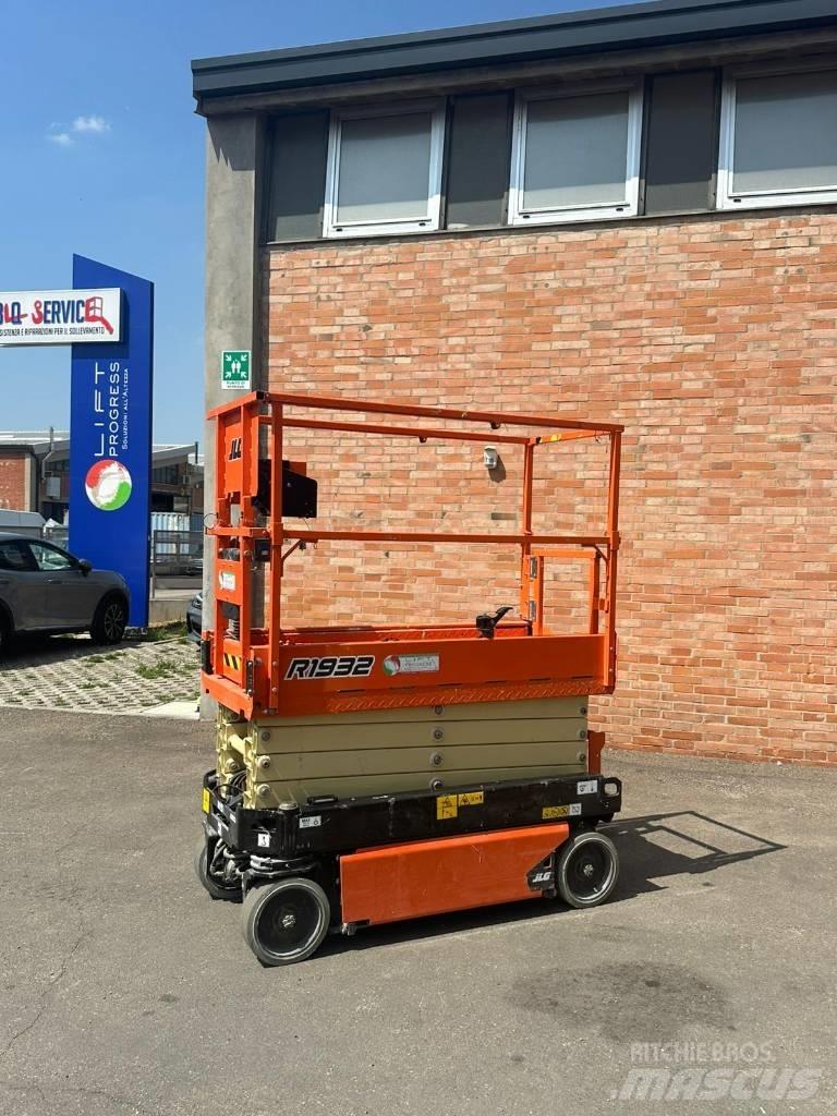 JLG 1932 R رافعات مقصية الشكل