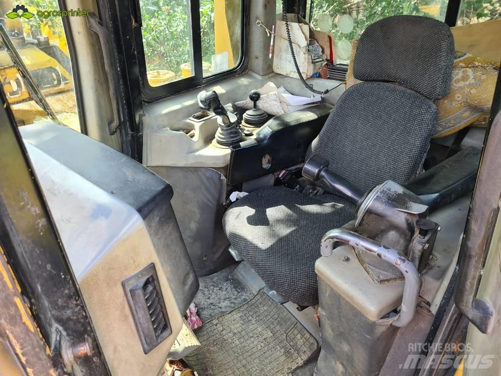 CAT D 6 R XL بلدوزرات مجنزرة