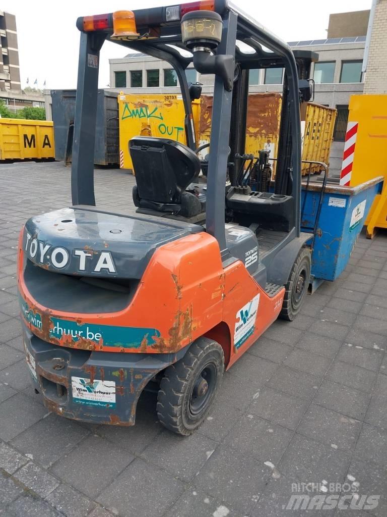 Toyota 8 FDF 25 شاحنات الديزل