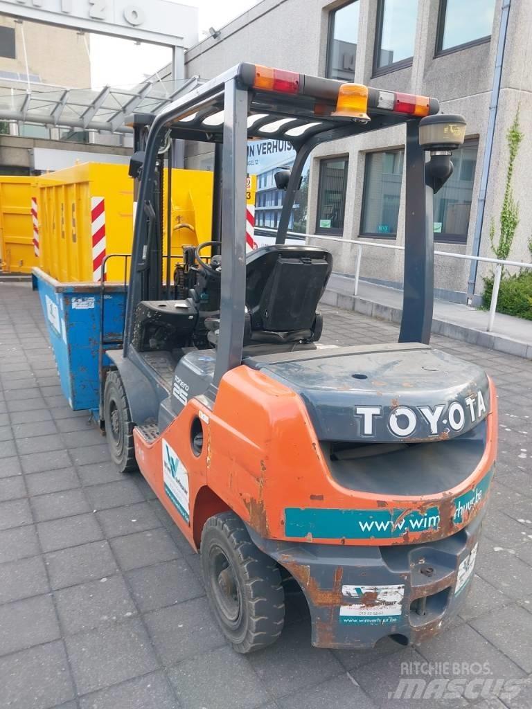 Toyota 8 FDF 25 شاحنات الديزل