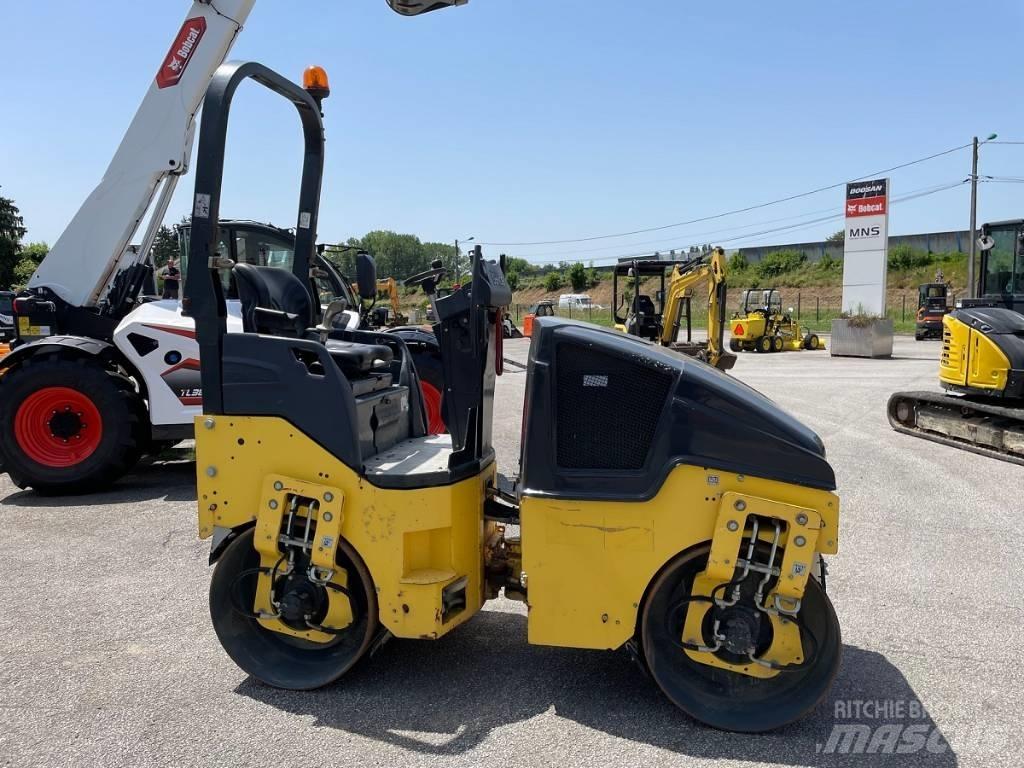 Bomag BW 100 AD-5 مداحل ثنائية الاسطوانة