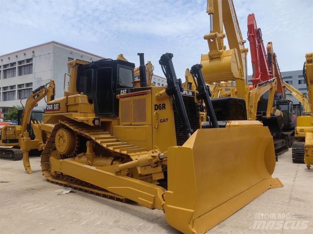 CAT D 6 R بلدوزرات مجنزرة