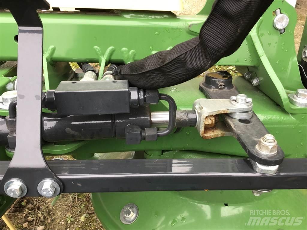 Krone Vendro 820 مكابس وميبسات التبن