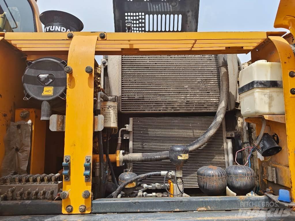 Hyundai R210W-9 حفارات بعجل
