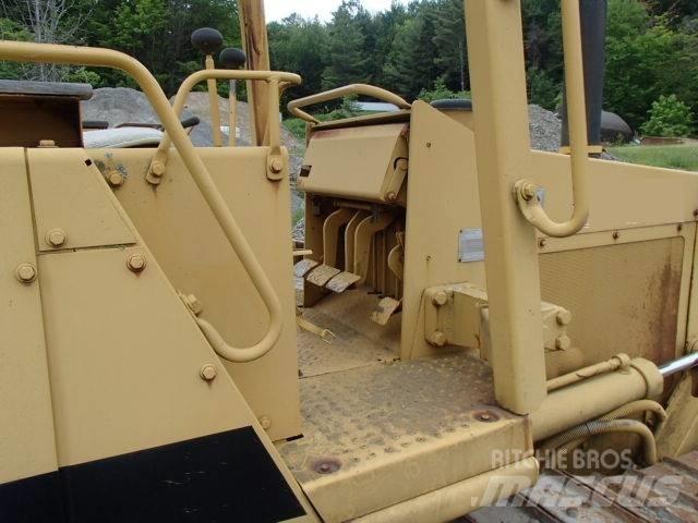 CAT D 3 C بلدوزرات مجنزرة