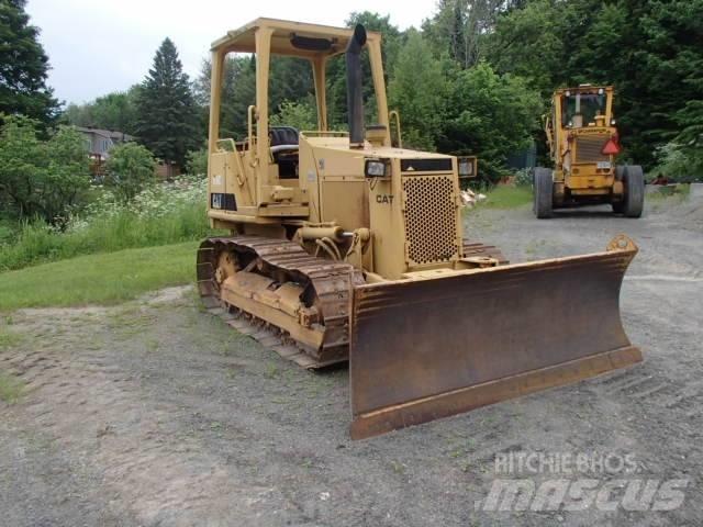 CAT D 3 C بلدوزرات مجنزرة