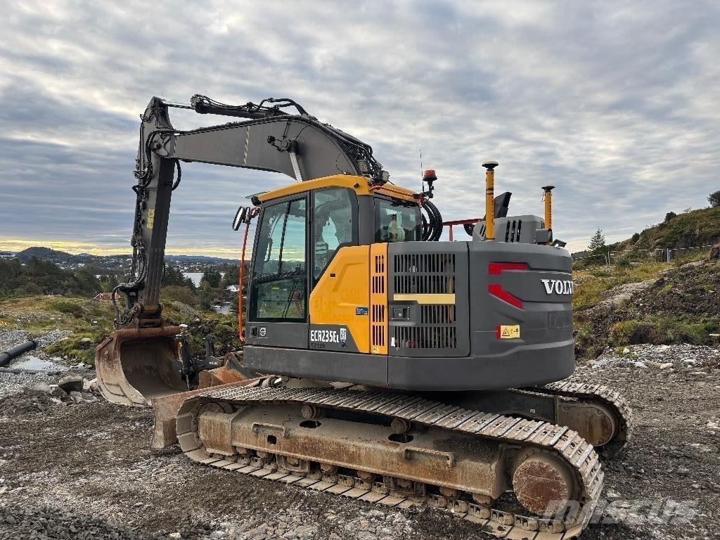 Volvo ECR 235 E حفارات زحافة