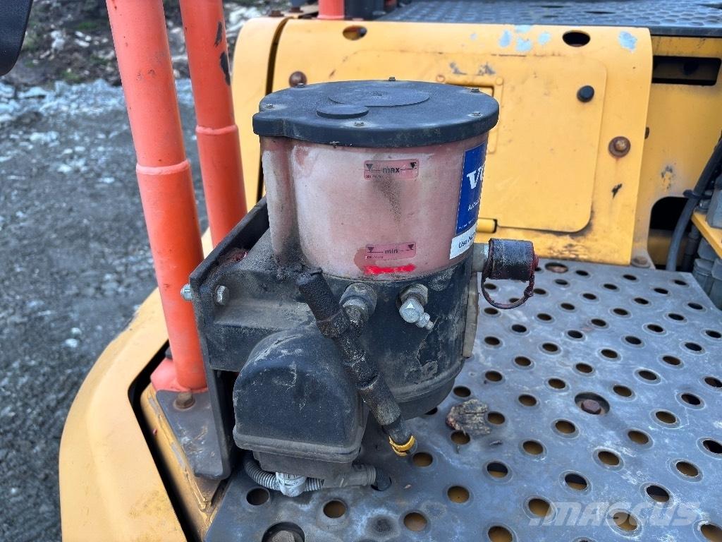 Volvo ECR 235 E حفارات زحافة