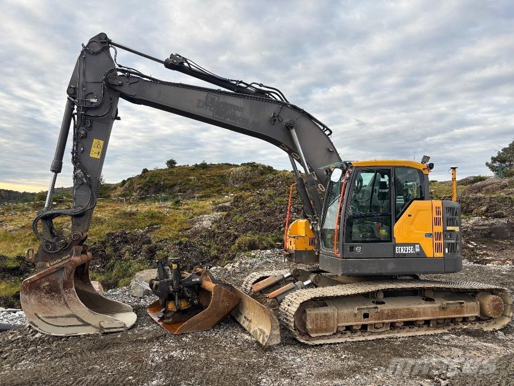 Volvo ECR 235 E حفارات زحافة