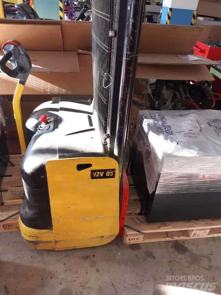 Hyster S 1.2 معدات التكديس الجوالة