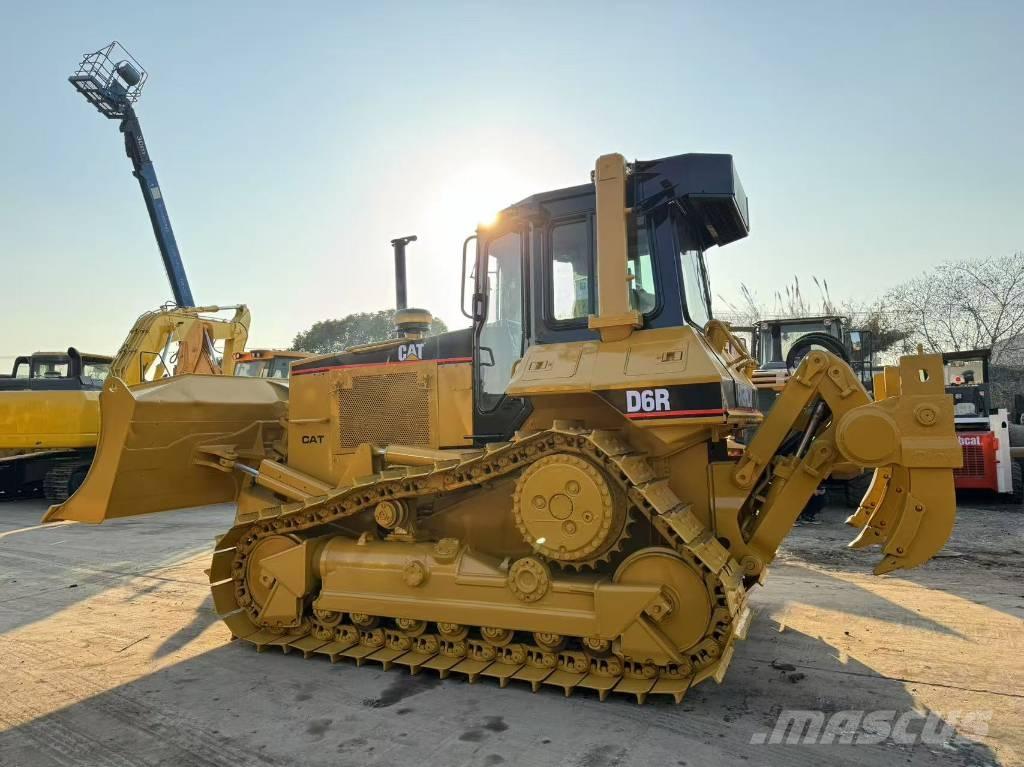 CAT D 6 R بلدوزرات مجنزرة