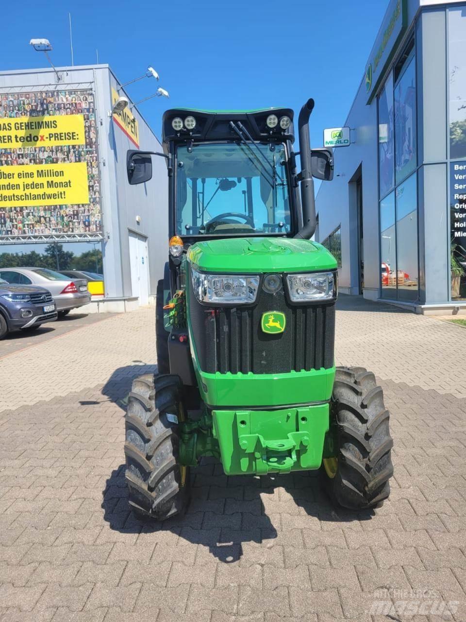 John Deere 5105GV الجرارات