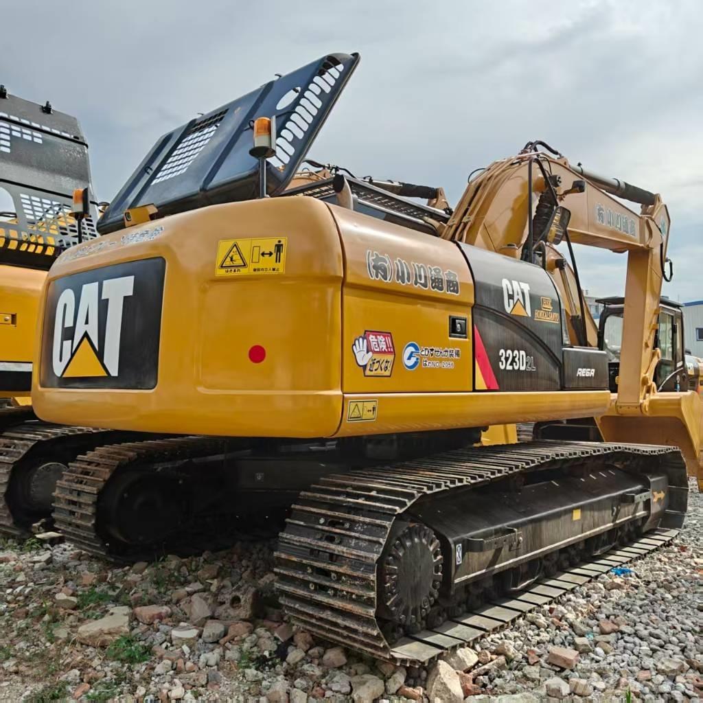 CAT 323D2 حفارات زحافة