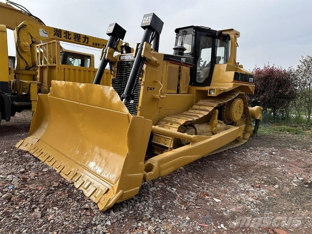 CAT D 7 H بلدوزرات مجنزرة