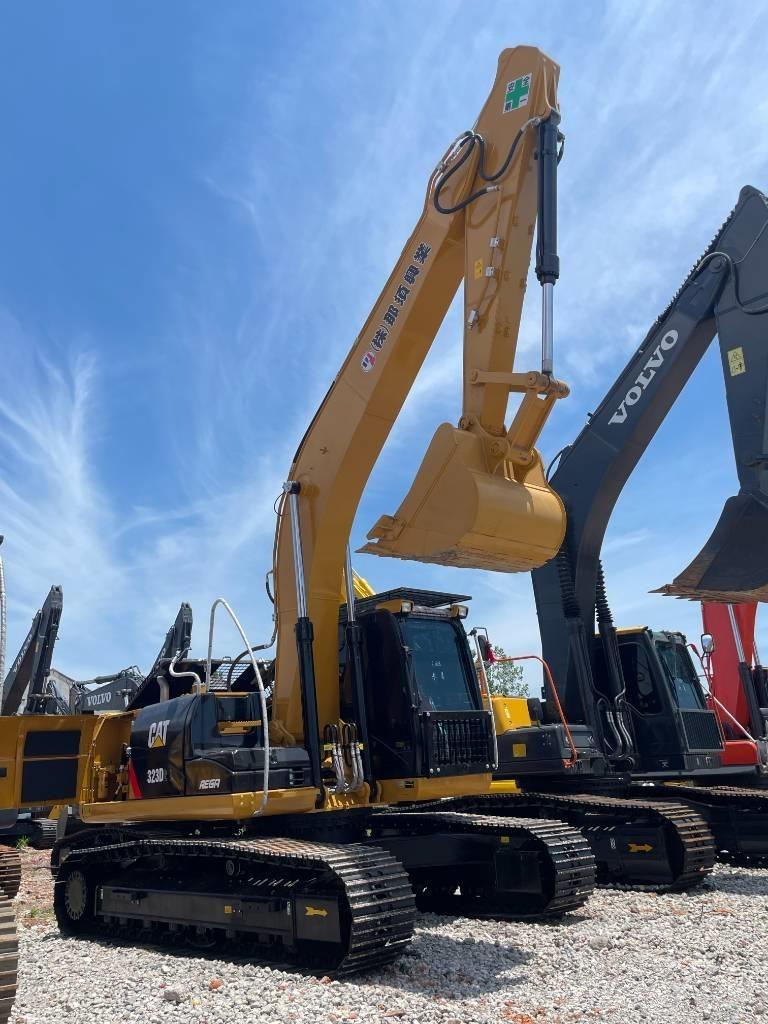 CAT 323 حفارات زحافة