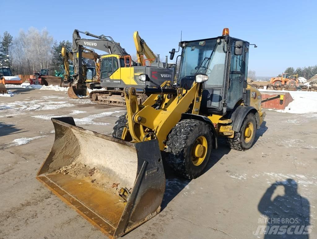 CAT 907 M لوادر بعجل