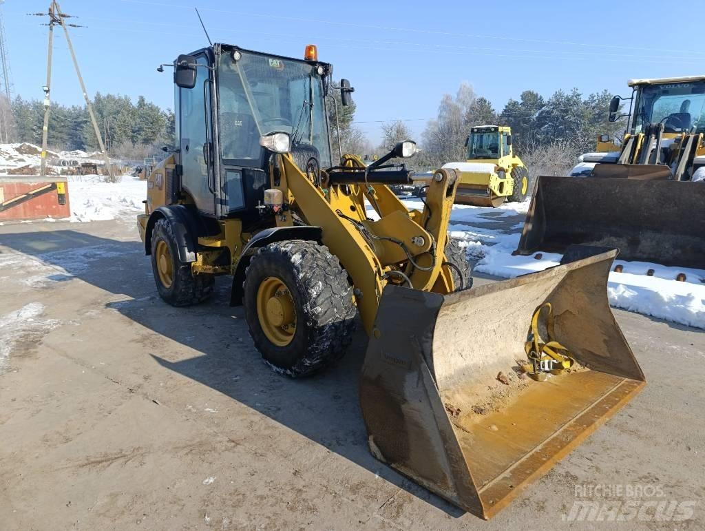 CAT 907 M لوادر بعجل