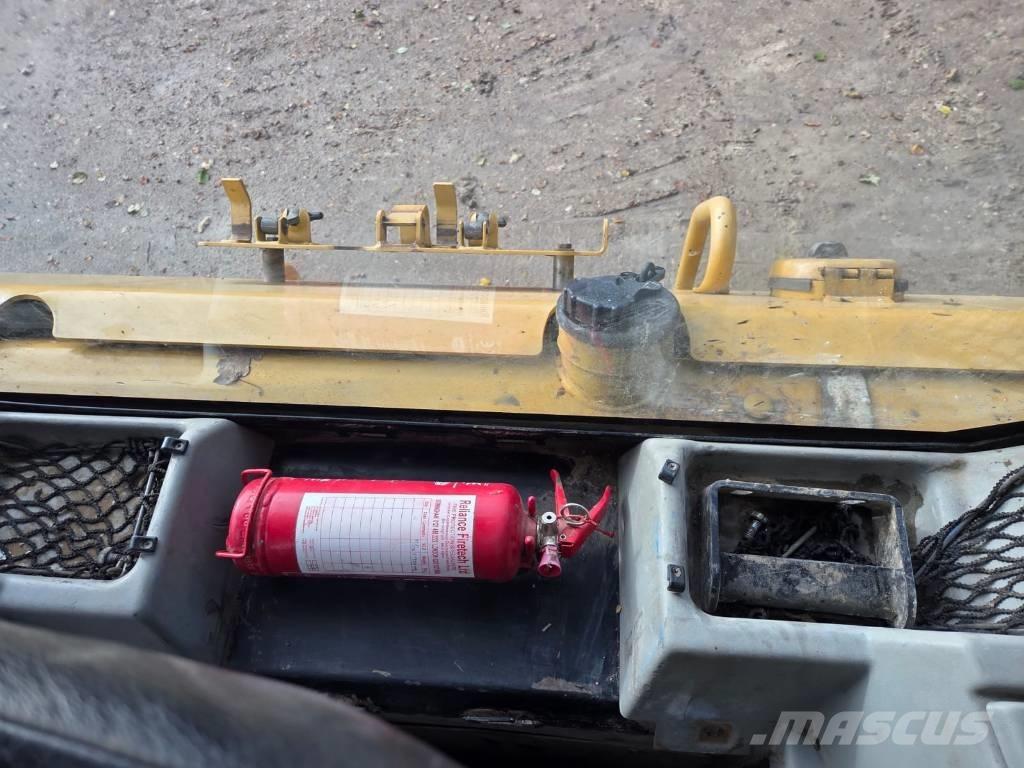 CAT D 6 N LGP بلدوزرات مجنزرة