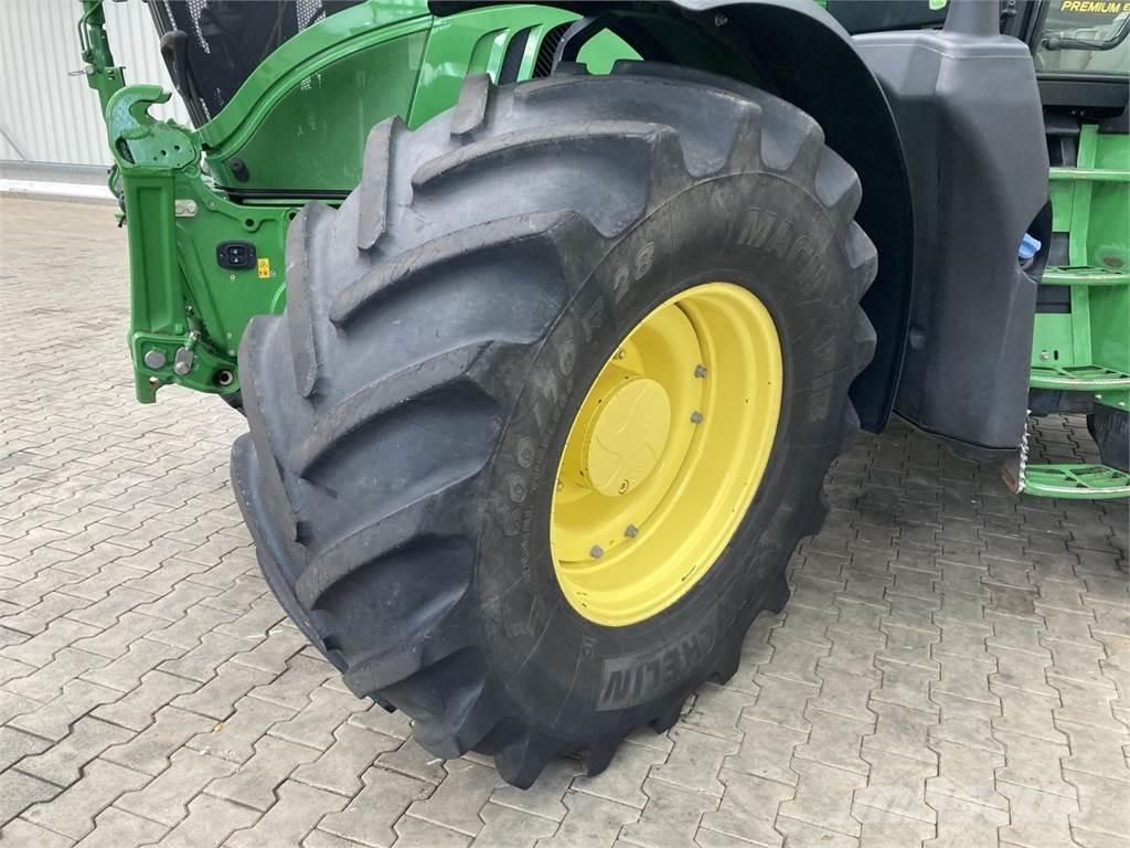 John Deere 6215R الجرارات