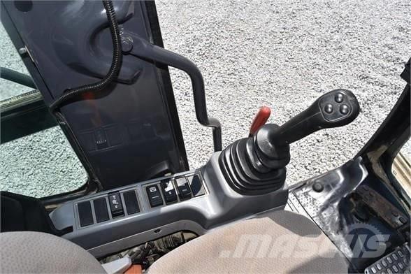 Hitachi ZX 135 حفارات زحافة