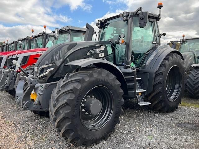 Valtra T215A الجرارات