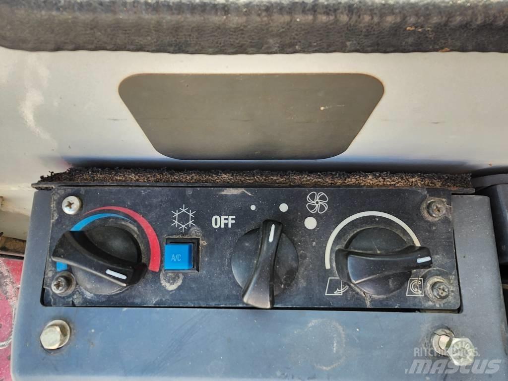 Takeuchi TB 180 FR حفارات زحافة
