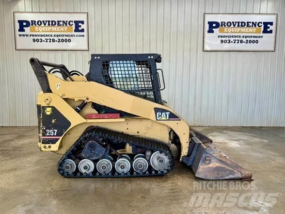 CAT 257 لوادر انزلاقية التوجيه