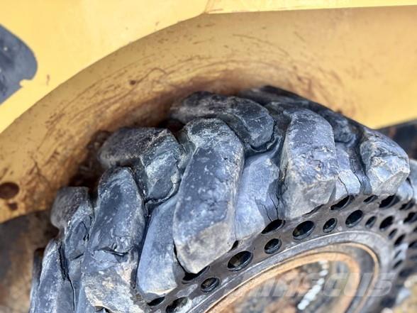CAT 262B لوادر انزلاقية التوجيه