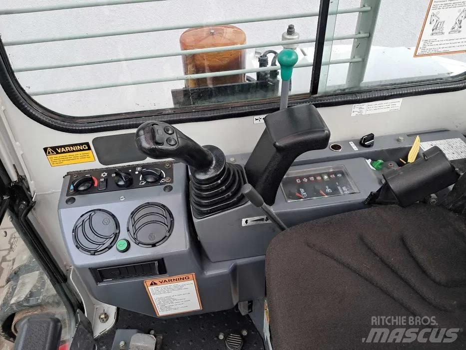 Takeuchi TB 153 FR حفارات زحافة