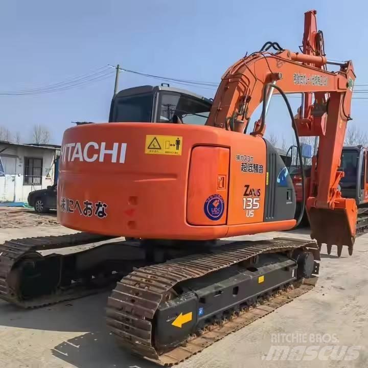 Hitachi ZX135 حفارات زحافة