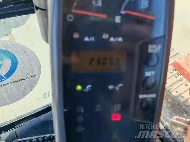 Hitachi ZX135 حفارات زحافة