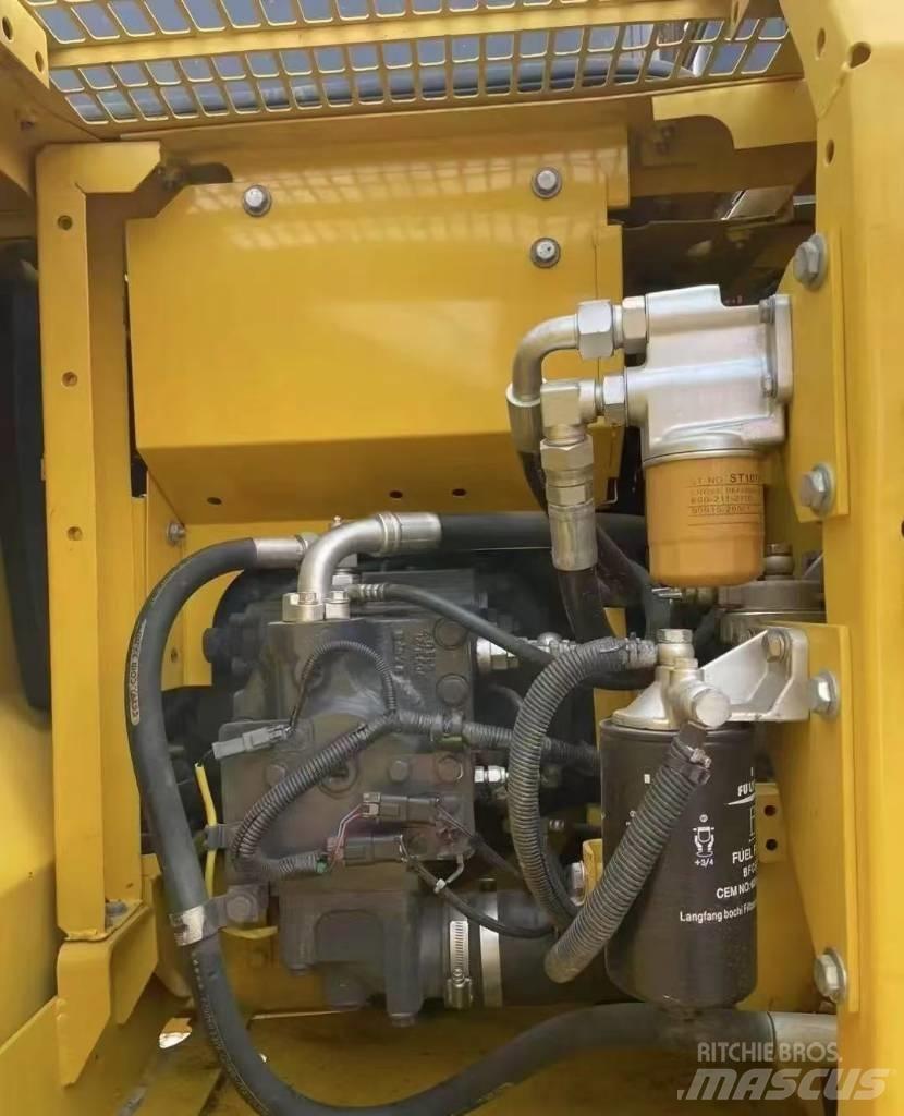 Komatsu PC 130 حفارات زحافة