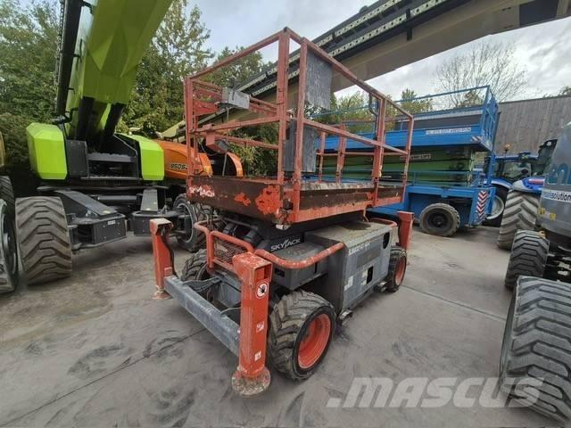 SkyJack 6832RT رافعات مقصية الشكل