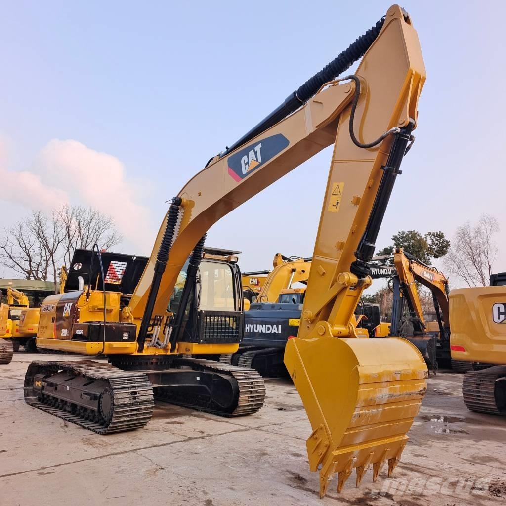 CAT 320 D حفارات زحافة