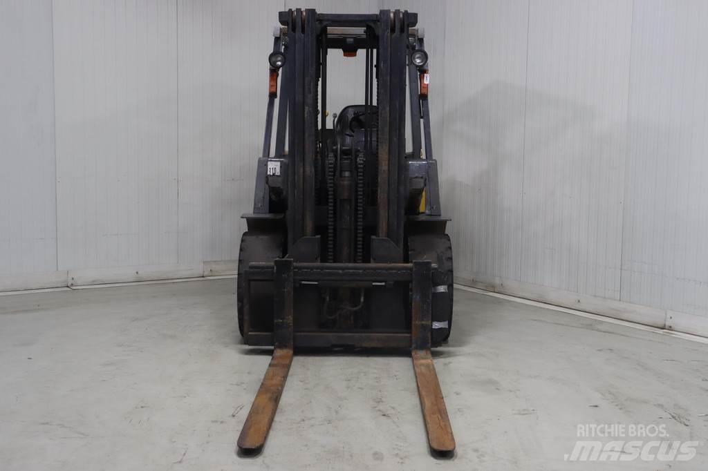 TCM FD40T2 شاحنات الديزل