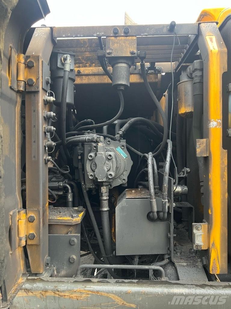 JCB JS 160 W حفارات بعجل