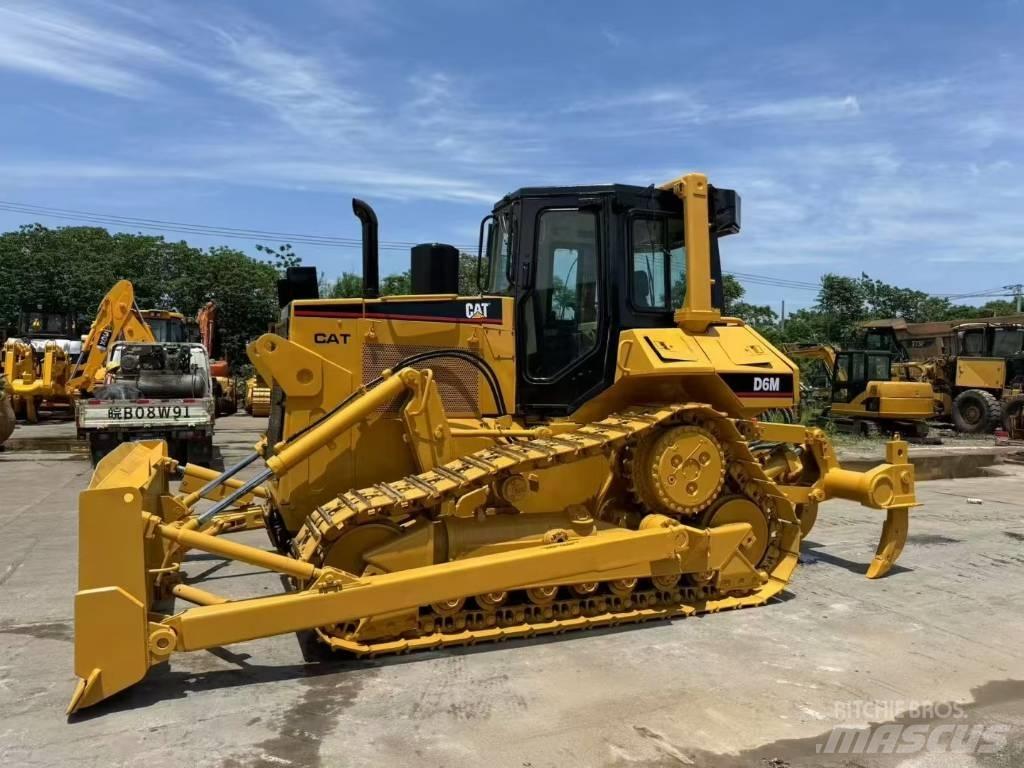 CAT D 6 M بلدوزرات مجنزرة