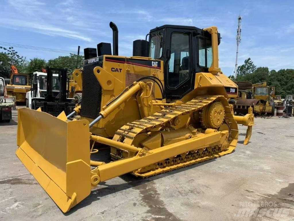 CAT D 6 M بلدوزرات مجنزرة