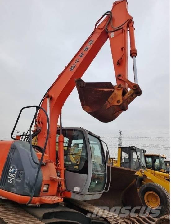 Hitachi ZX 135 US حفارات زحافة